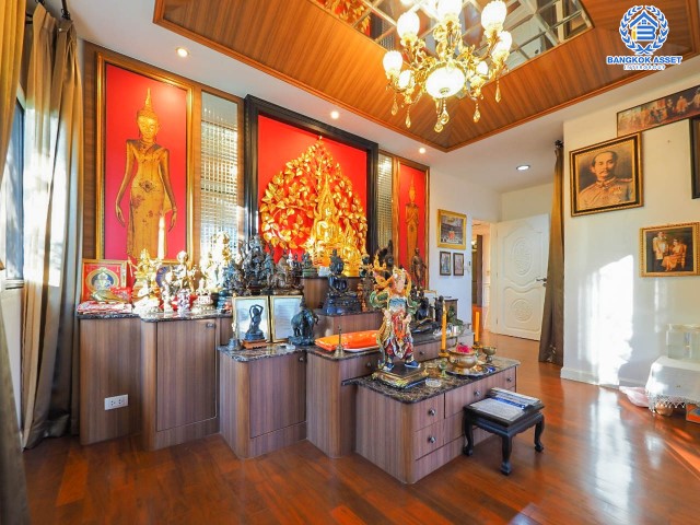 *****บ้านเดี่ยวมือสองย่านกรุงเทพฯ ม.เอ็นริช พาร์ค กาญจนาภิเษก หลังมุม เนื้อที่กว้างเกือบ 263 ตร.ว. ฟังก์ชัน 3 ห้องนอน 4 ห้องน้ำ ที่จอดรถ 4 คัน บ้านหลังใหญ่ ตกแต่งพร้อมอยู่ พื้นที่รอบบ้านกว้างขวาง โครงการอยู่ติดถนนกาญจนาภิเษก เดินทางสะดวกด้วยรถไฟฟฟ้าสายสีน้ำเงิน "สถานีหลักสอง" จองเลย!